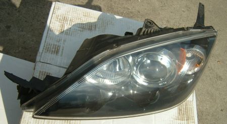 Mazda3 Sport (ötajtós) bal első halogén izzós lámpatest. Mazda3 Sport (ötajtós) bal első halogén izzós lámpatest.