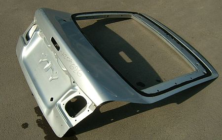 Mazda 626 1997-től ötajtós csomagtérajtó.