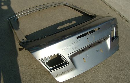 Mazda6 2002-től  ötajtós (SPORT) hátsó ajtó.