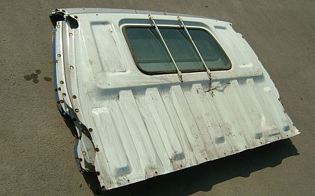 Mazda E2200 utastér-raktér elválasztó fal.